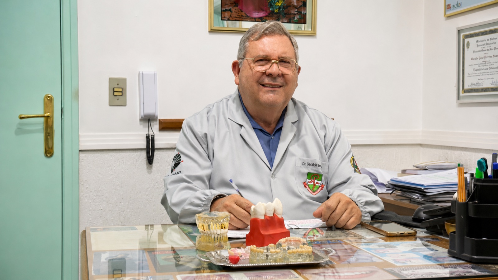 Dr. Geraldo J. F. Sampaio, cirurgião-dentista, à mesa do consultório da Vila Leis, em Itu